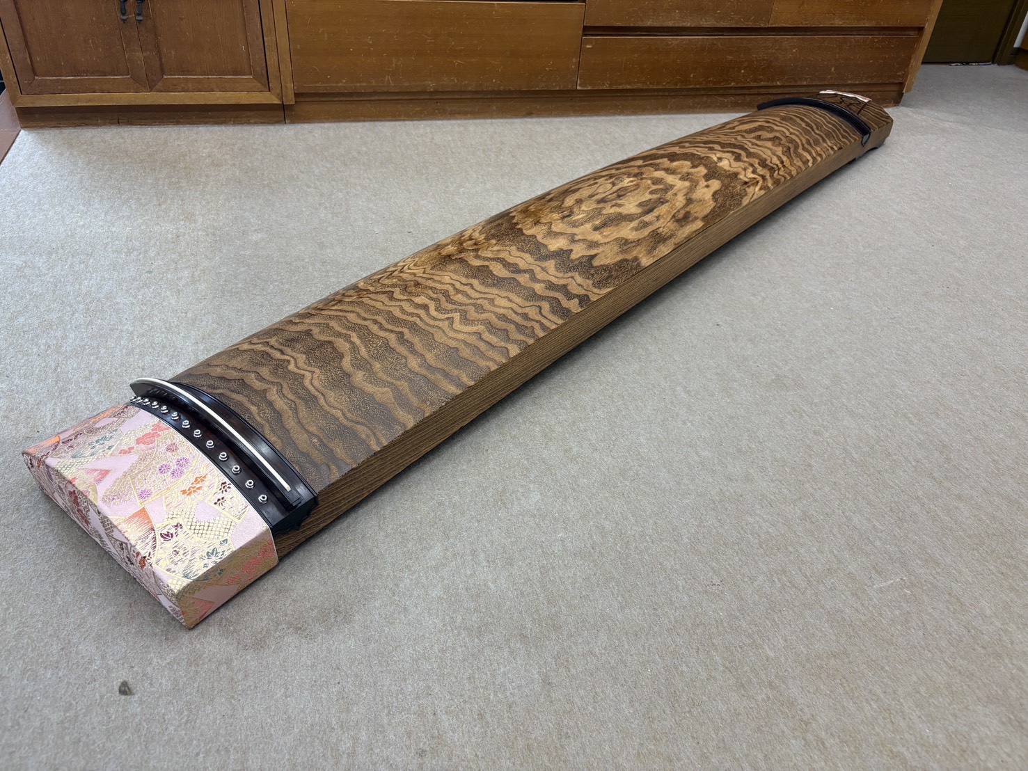 木目と両端の形が分かる琴の全体